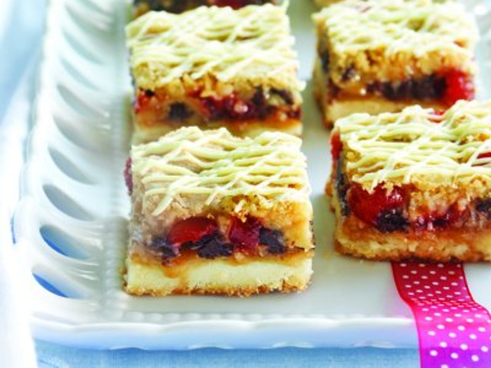 Barres de crumble cerise – (croûte de sablé et topping à miaux!)