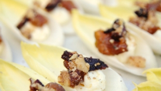 Barquettes d'endive avec chèvre et pacane