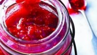 Confiture aux petits fruits à la lavande