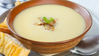Crème d'oignon et son sorbet d'avocat