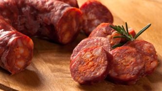 Enfilade de figues, chorizo et bocconcinis