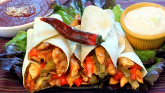 Fajitas au poulet sur barbecue