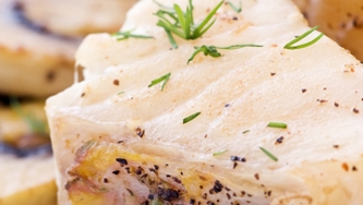 Flétan grillé et pommes de terre grelots rouges