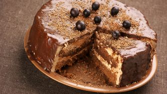 Gâteau au chocolat épicé et à la crème fouettée