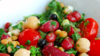 Salade de haricots secs, de tomates et d'olives, express