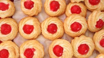 Macarons aux cerises et au chocolat blanc
