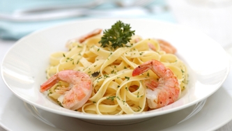 Pâtes aux crevettes, à l'ail et aux herbes fraîches