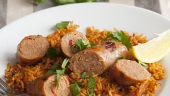 Plat de saucisses, légumes et riz