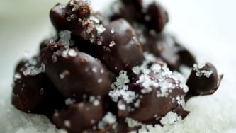 Petits rochers de chocolat et fleur de sel