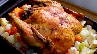 Roulé de poulet farci aux deux viandes et aux fruits