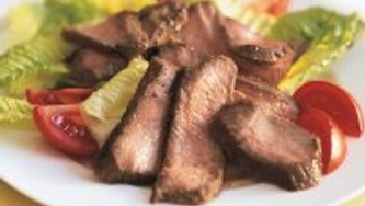 Salade César au boeuf avec pain à l'ail