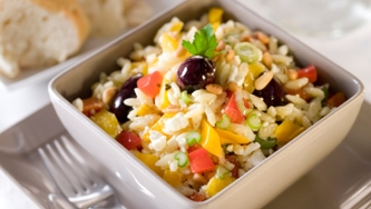 Salade d'orzo au basilic et aux fromages italiens