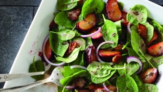 Salade d'épinards et de prunes