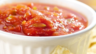 Salsa aux pêches et cerises de terre avec chips de pita
