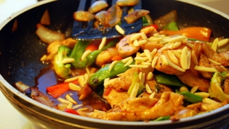 Sauté de poulet et d'amandes