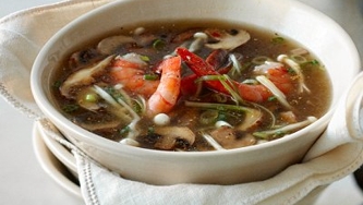 Soupe aux crevettes et aux champignons parfumée au gingembre