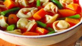 Soupe aux légumes d'automne et aux tortellini