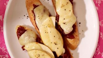 Tapas de cheddar fort, pomme et compote d'oignons