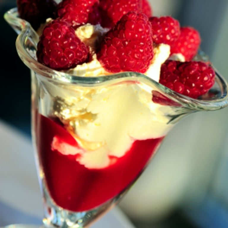 Petites coupes de framboises à la crème à l'érable