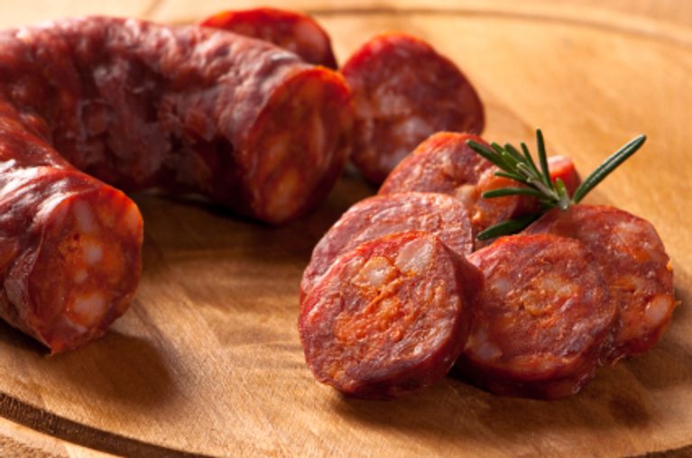 Enfilade de figues, chorizo et bocconcinis