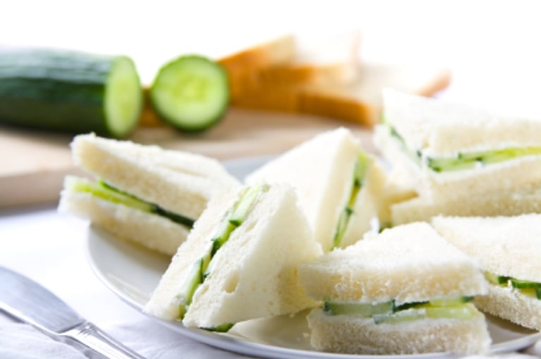 Sandwichs au concombre et fromage à la crème