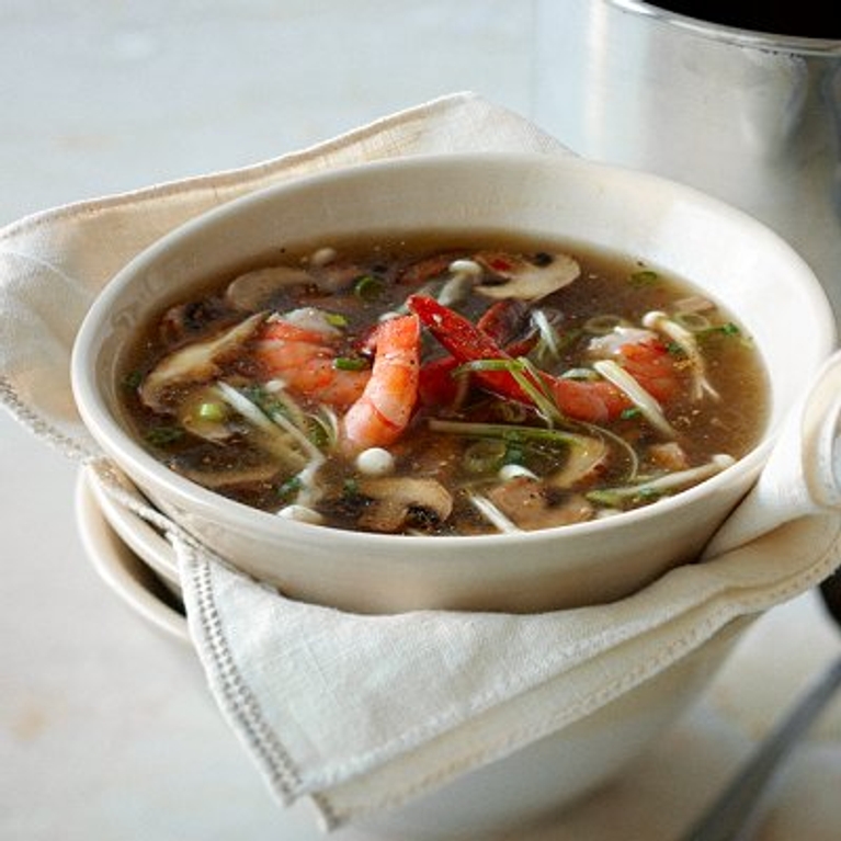 Soupe aux crevettes et aux champignons parfumée au gingembre