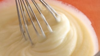 Mousse de parmigiano-reggiano, poires au vin rouge