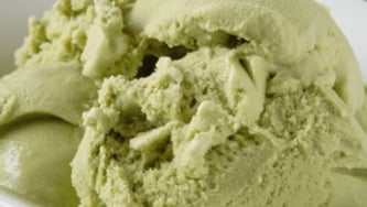 Sorbet au basilic frais avec tuiles et coulis de framboises