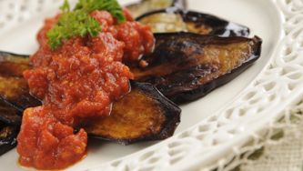 Aubergines à la sauce tomate garnies de yogourt (Borani)
