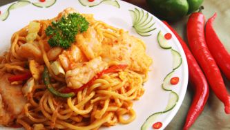 Sauté de poulet et de crevettes aux nouilles à l'orientale