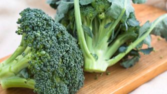 Soupe de poulet au brocoli et à l'ail