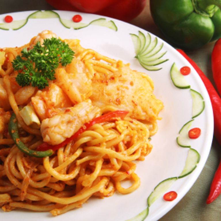 Sauté de poulet et de crevettes aux nouilles à l'orientale