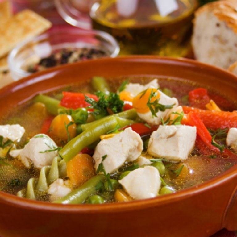 Soupe au poulet, aux champignons et aux asperges