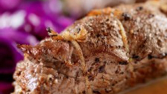 Boeuf rôti farci au chèvre Paillot, sauce brune aux câpres