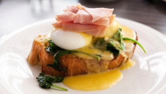 Oeufs pochés au parmesan et aux épinards