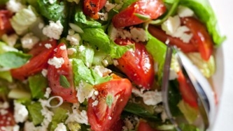 Salade au chèvre dans l'huile et aux tomates cerises