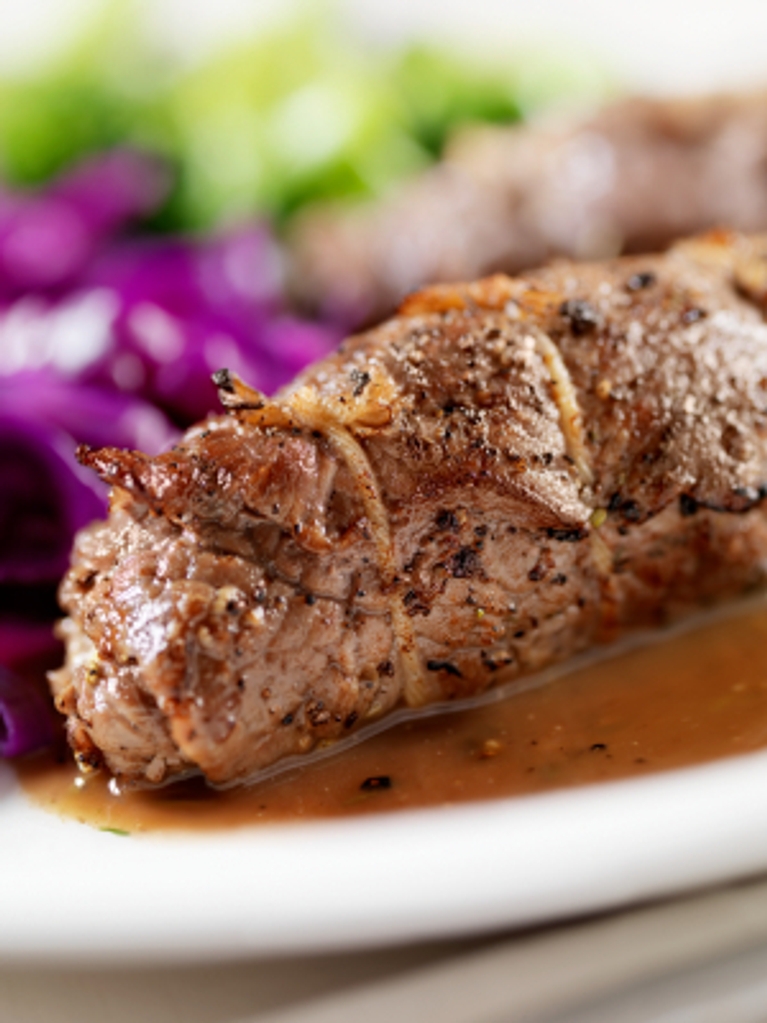 Boeuf rôti farci au chèvre Paillot, sauce brune aux câpres