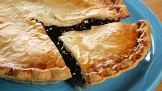 Tarte aux bleuets et à l'érable avec glace à la vanille et au sirop d'érable