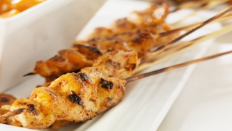 Brochettes de dinde au romarin, chutney et sauce poivrade