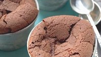 Moelleux chaud au chocolat fondant et ses cerises cachées, sauce à la vanille, poussière d'orange