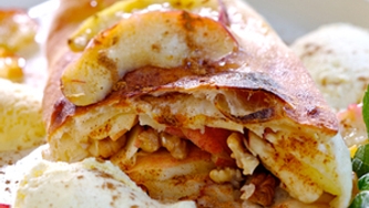 Strudel aux pommes, glace à la vanille, sauce caramel