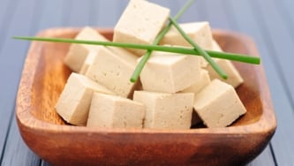 Tofu au sirop d'érable grillé avec fruits frais