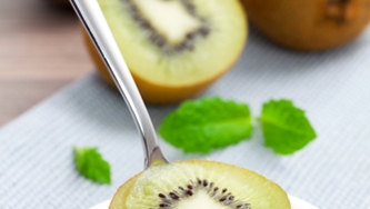 Crème brouillée en coquetiers de kiwis