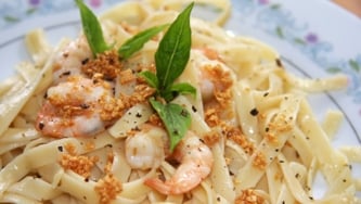 Fettuccine à la citronnelle avec crevettes et pétoncles.