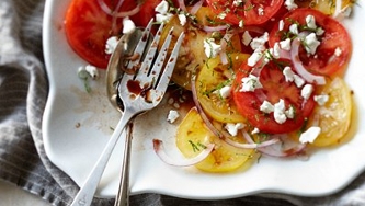 Salade de tomates à l'oignon rouge