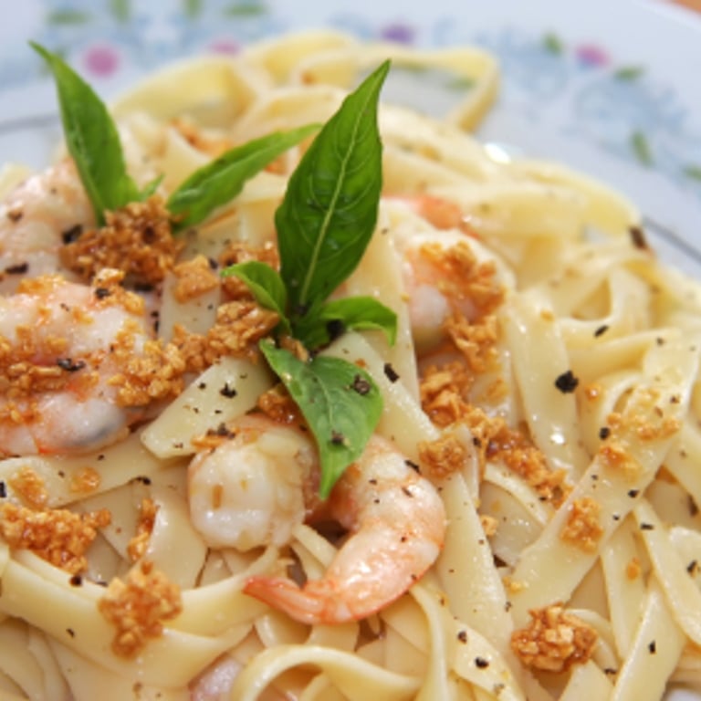 Fettuccine à la citronnelle avec crevettes et pétoncles.
