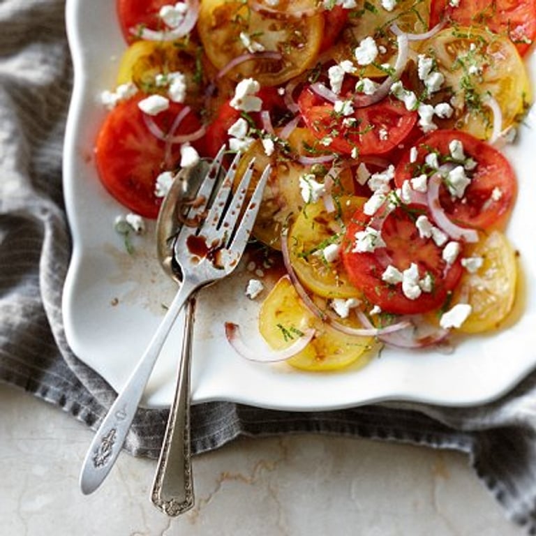 Salade de tomates à l'oignon rouge