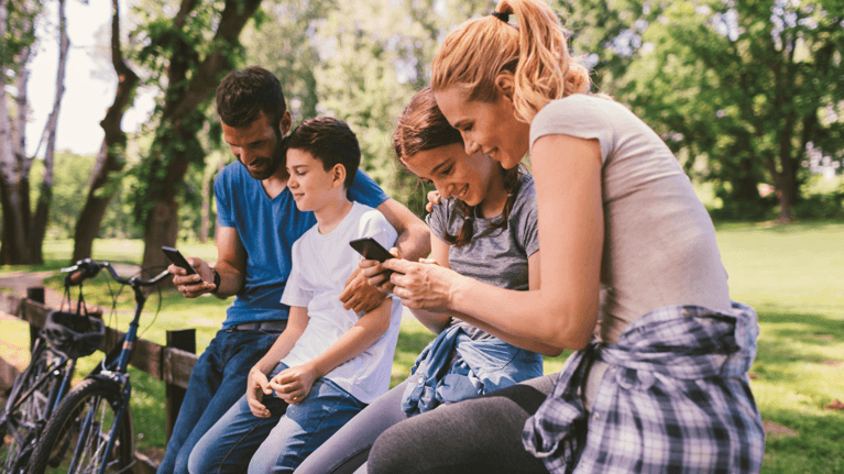 Pourquoi les familles d’ici repensent leurs forfaits téléphoniques – et pas seulement pour économiser