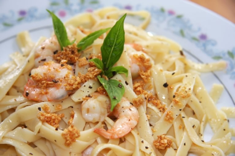 Fettuccine à la citronnelle avec crevettes et pétoncles.