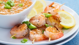 Crevettes grillées, sauce aux poivrons rouge rôtis